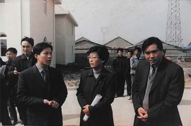 2001年2月20日，时任国家环保局副局长汪纪戎一行视察公司