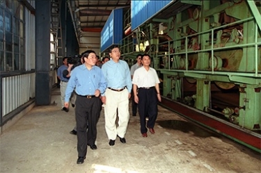 2000年9月19日，时任浙江省委书记张德江一行视察公司